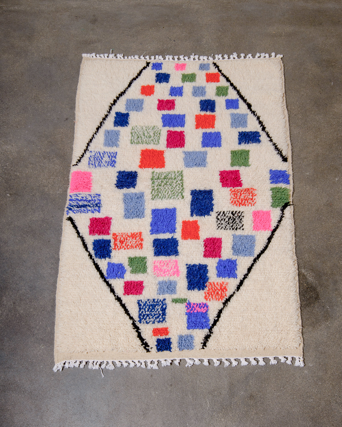 Modern designer handcrafted Berber rug from Morocco. Azilal rug with beautiful colours and patterns. Made of sheep’s wool and cotton.